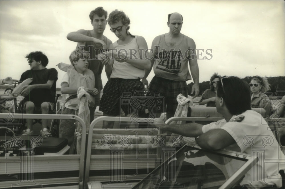 1994 Press Photo Officer Brian Ripplinger checks registration on Pewaukee Lake - Historic Images