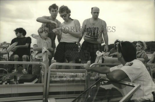 1994 Press Photo Officer Brian Ripplinger checks registration on Pewaukee Lake - Historic Images