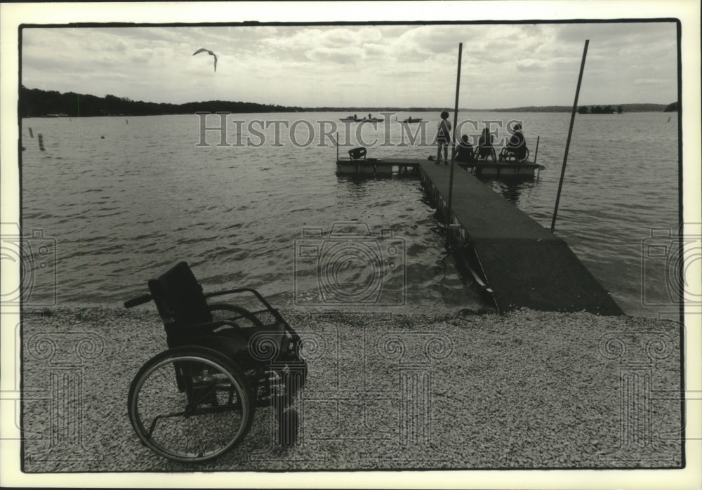 1994 Press Photo Group from Adaptive Community Approach Program at Pewaukee Lake - Historic Images