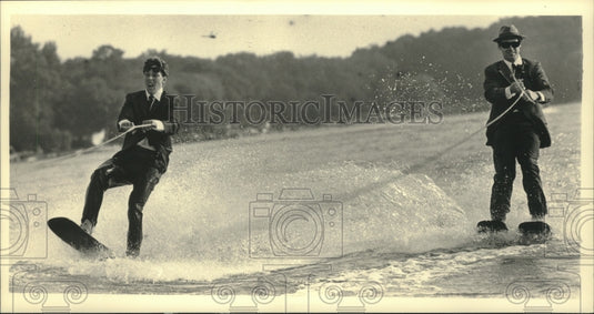1987 Press Photo Men perform as Blues Brothers on skis, Lake Pewuakee Wisconsin - Historic Images