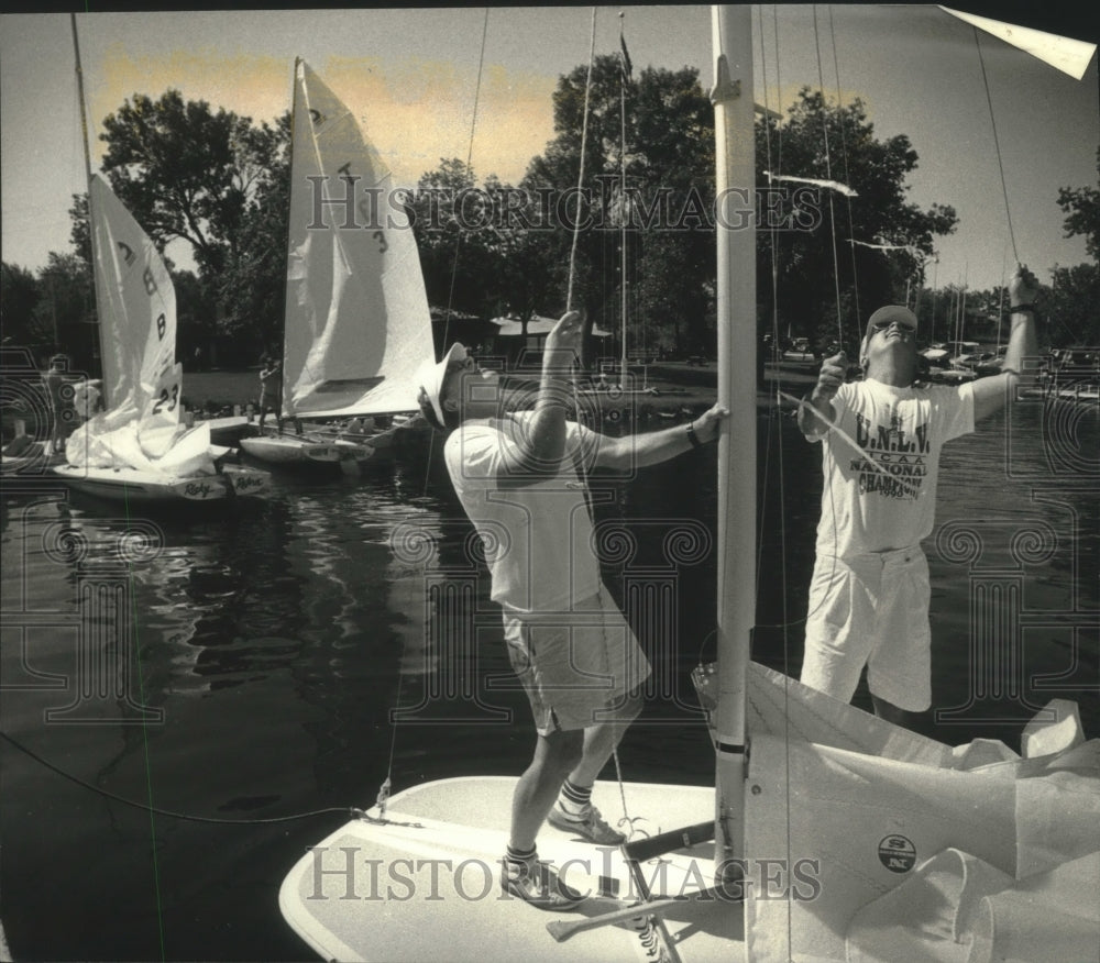 1990 Press Photo Tom Wilbert, Chuck Miller to sail in regatta at Pewaukee Lake - Historic Images