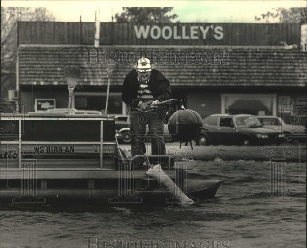 1987 Bill Woolley worked from his &quot;Minesweeper&quot; on Pewaukee Lake-Historic Images