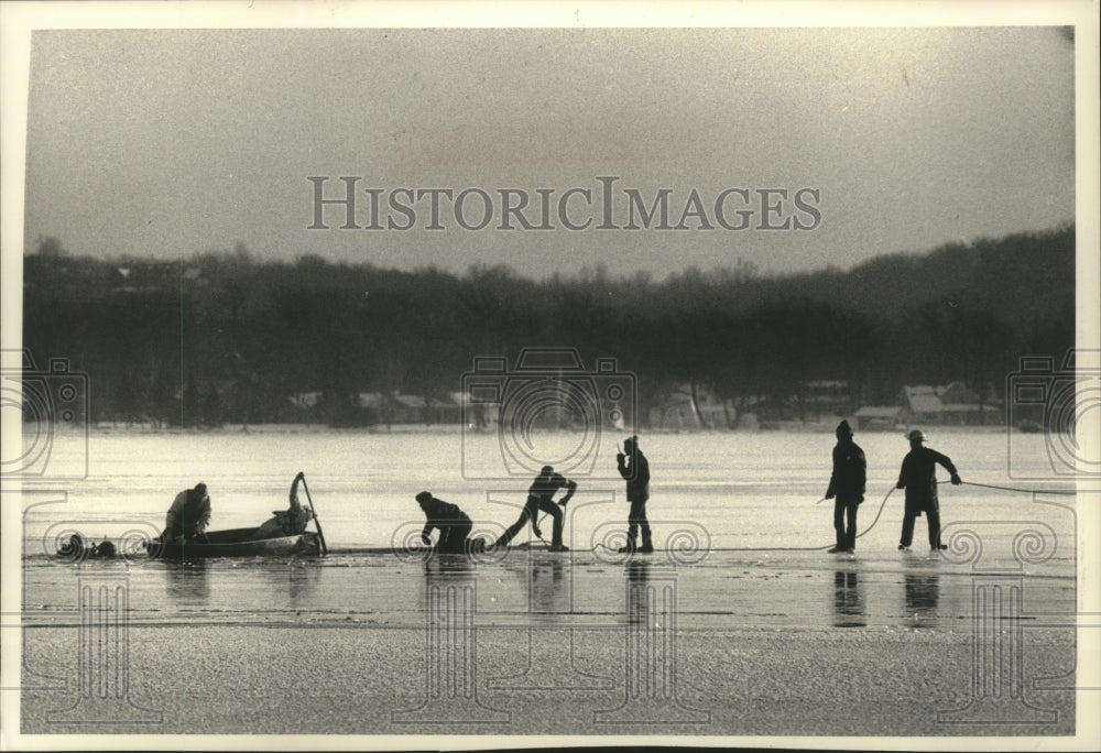 1989 Press Photo Rescuers on Pewaukee Lake tried to save a snowmobiler - Historic Images