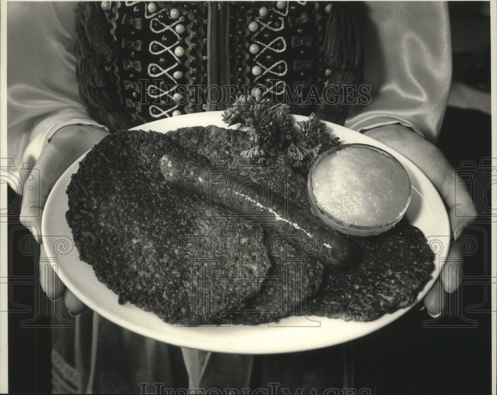 1991 Press Photo Plate of potato pancakes served at Cracovia Restaurant - Historic Images