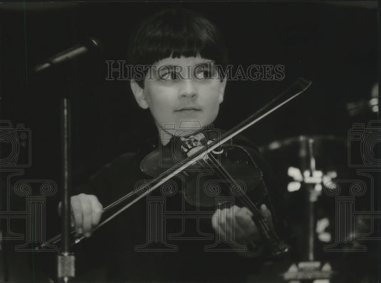 1993 Press Photo Ryan Ogrodny playing violin at opening of Polish Fest - Historic Images
