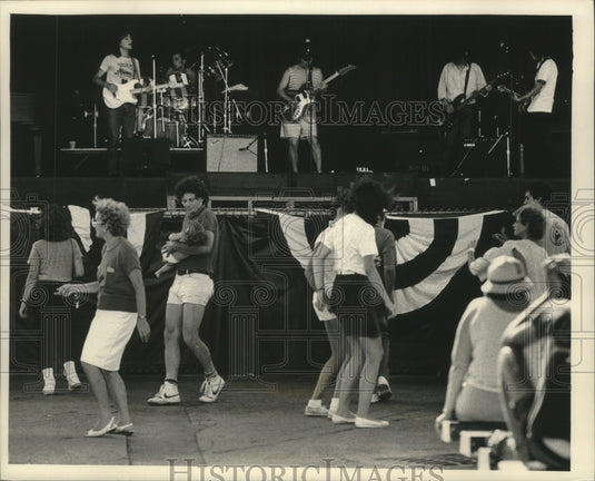 1986 Press Photo Dancers dance to Immanuel, Polish Reaggea Band, Polish Fest - Historic Images