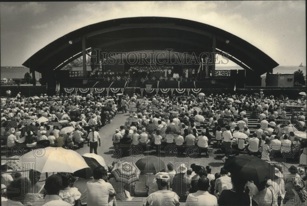 1988 Press Photo Polish-language Sunday mass at Polish Fest-Summerfest grounds - Historic Images