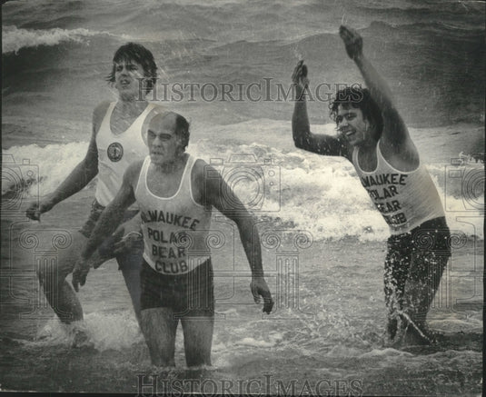 1976 Polar Bear Club taking annual New Year's dip Milwaukee-Historic Images