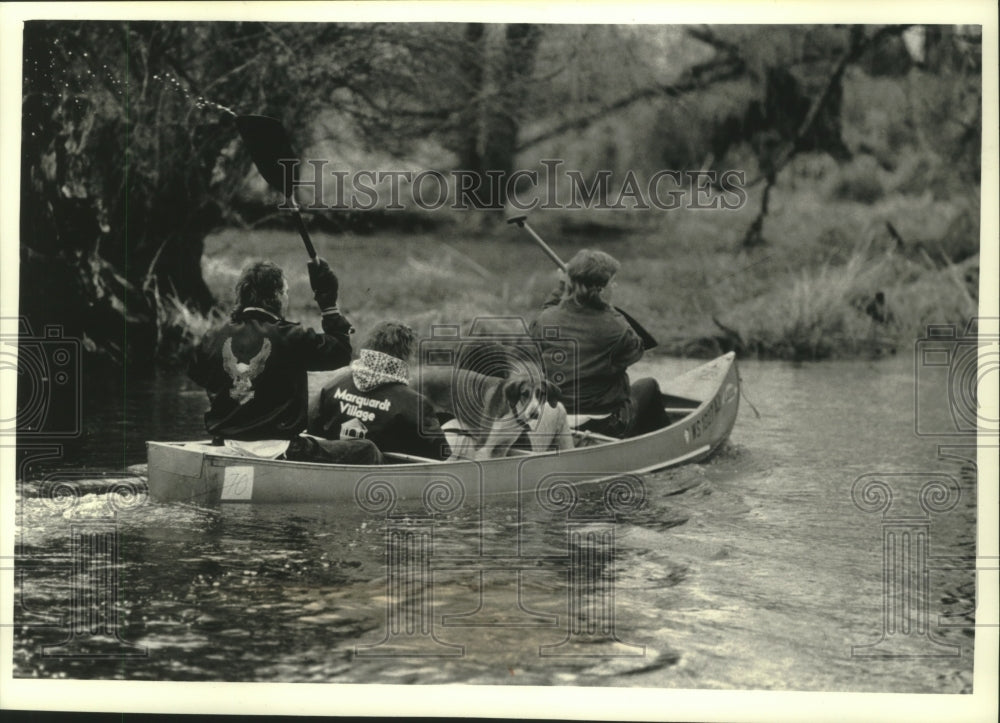 1992 Press Photo Canoe competing in the Pewaukee River Run came with a mascot - Historic Images