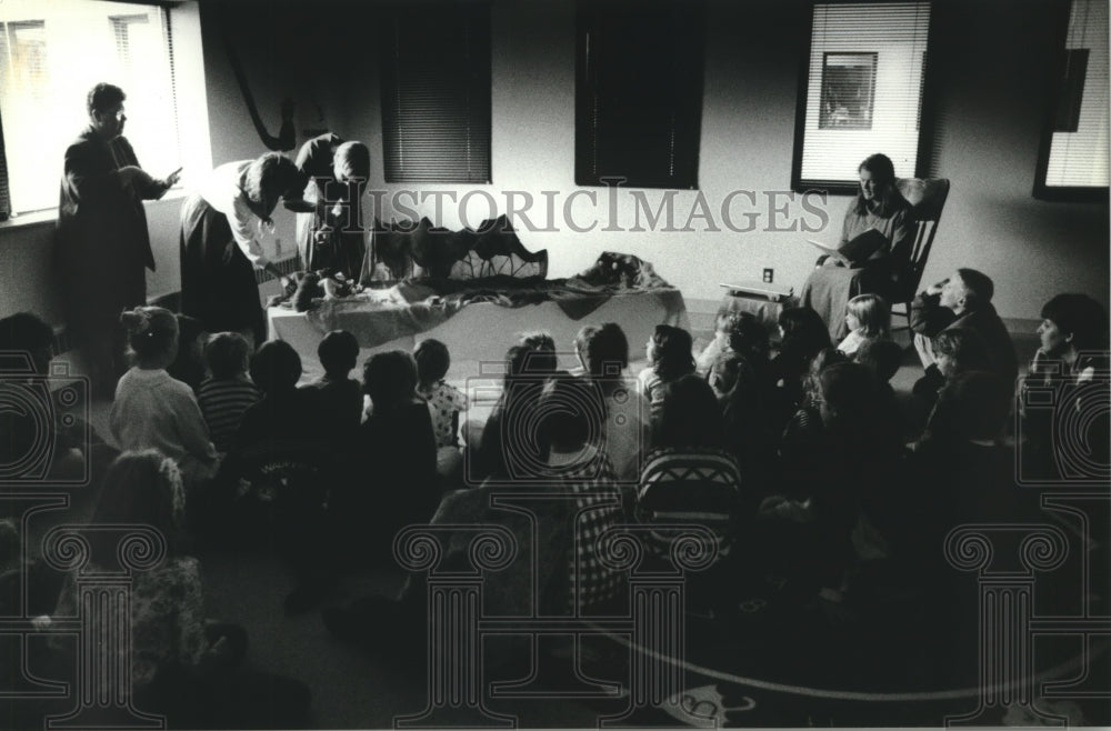 1993 Press Photo Waukesha Public Library presents special, signed puppet show - Historic Images