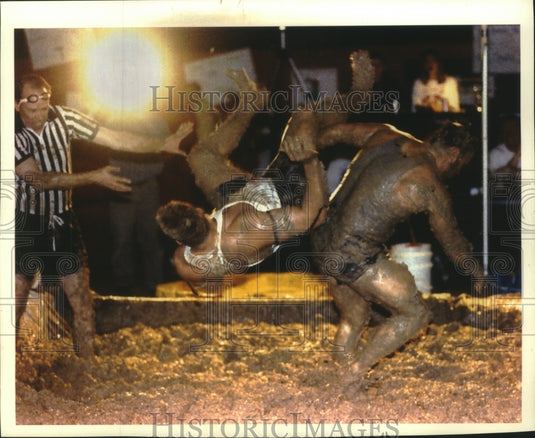 1993 Press Photo Dave the Hammer flips Bernie the Blockhead during the mud match - Historic Images