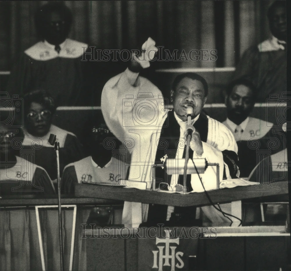 1987 Reverend Henry Robinson of Antioch Missionary Baptist Church - Historic Images