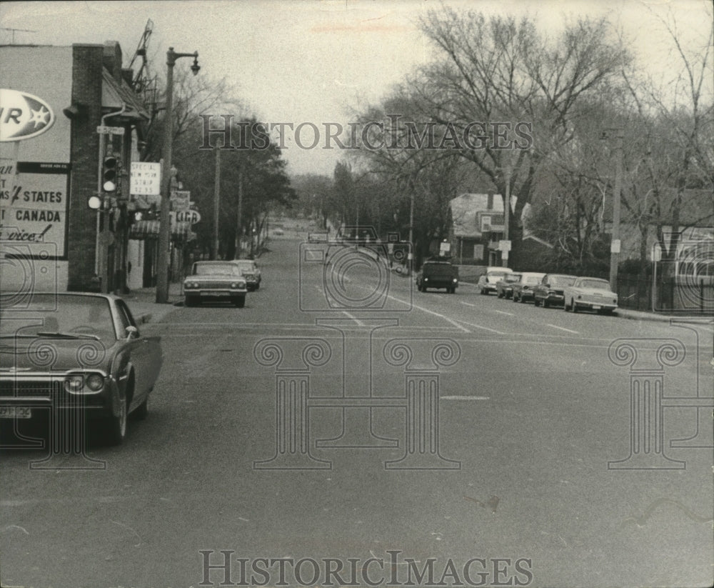 1963 Press Photo Street scene of Blue Mound Road near 52nd Street - Milwaukee-Historic Images