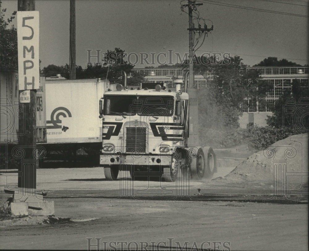 1984 Press Photo Neighbors complain about truck traffic and dust on S. 13th St. - Historic Images