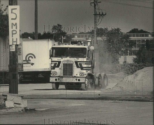 1984 Press Photo Neighbors complain about truck traffic and dust on S. 13th St. - Historic Images