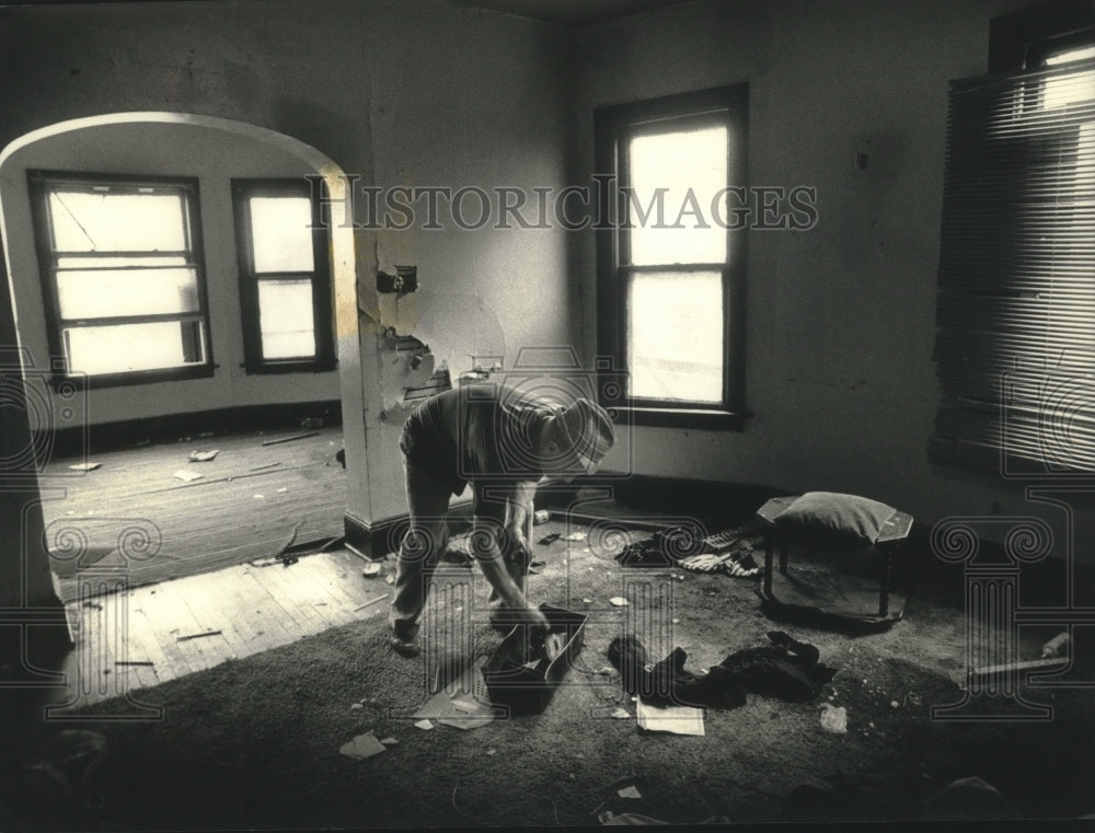 1990 Henry Centgraf cleans room of possible drug home in Milwaukee,-Historic Images