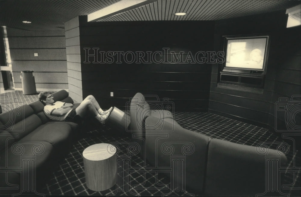 1987 Dave Mannenback relaxes in TV  room, the Regent, Wisconsin - Historic Images