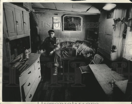1970 Press Photo An elderly resident of Adams in his two room house, Wisconsin - Historic Images