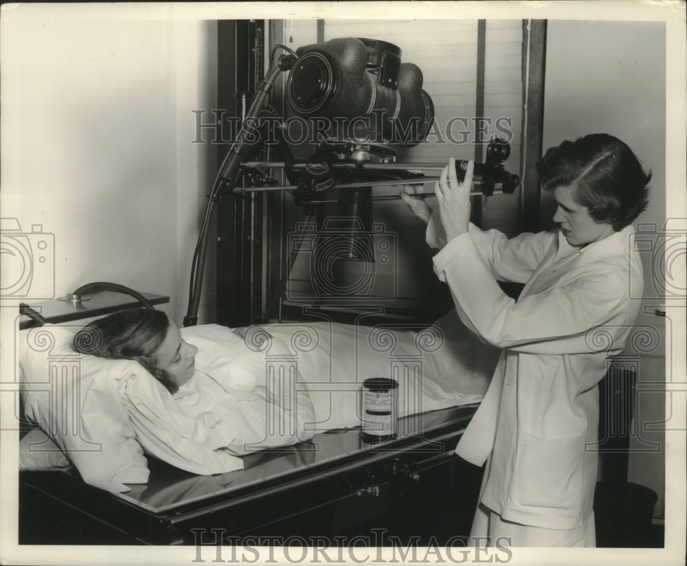 1952 Press Photo Nurse preparing an examination for patient in a hospital-Historic Images