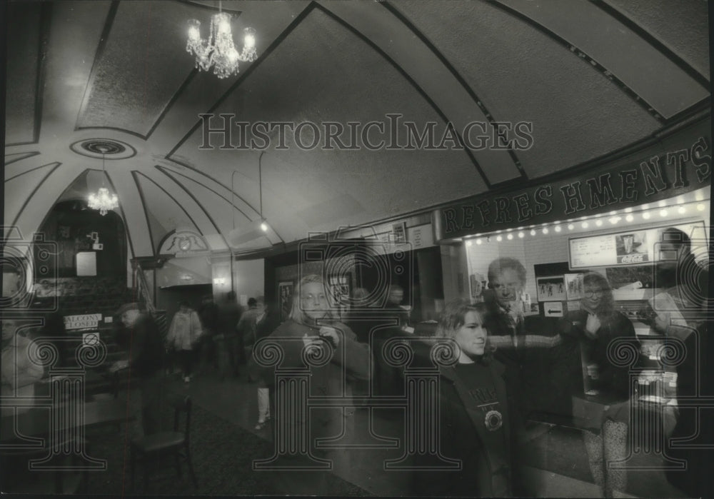 1994 Press Photo Theatre goers in lobby at Paradise Theatre in West Arms. - Historic Images