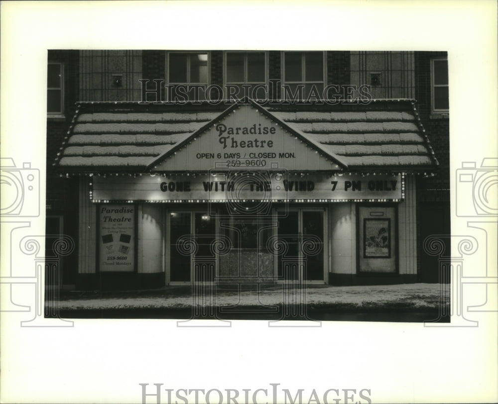 1995 Press Photo Exterior of the Paradise Theatre showing hours and movie. - Historic Images