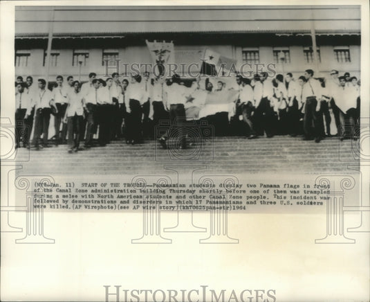 1964 Press Photo Panamanian students holding flags before demonstrations started - Historic Images