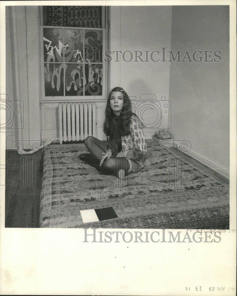 1968 Press Photo Trenny Robb, (Mrs. Robert Pforzheimer)posing for picture on bed-Historic Images
