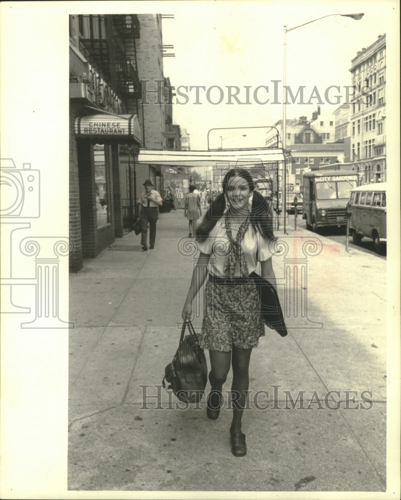 1968 Press Photo Mrs. Robert Pforzheimer (Trenny) dashed off to modeling session - Historic Images