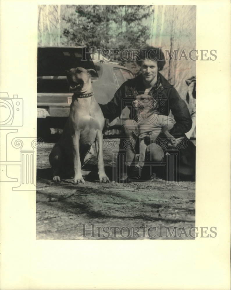 1986 Press Photo Robert W. Pfeil Jr. with his dogs Bowser and Melvin - mjb81480 - Historic Images