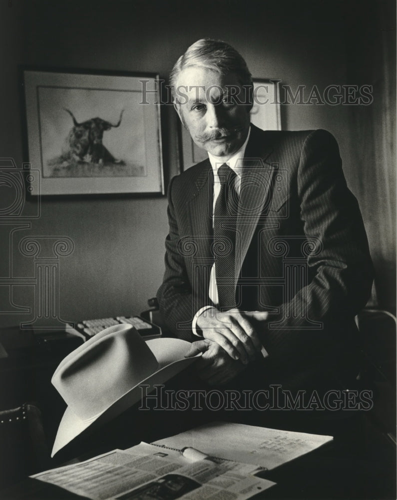 1981 Press Photo Pete Pfeffer of Blunt, Ellis &amp; Loewi in his Milwaukee office - Historic Images