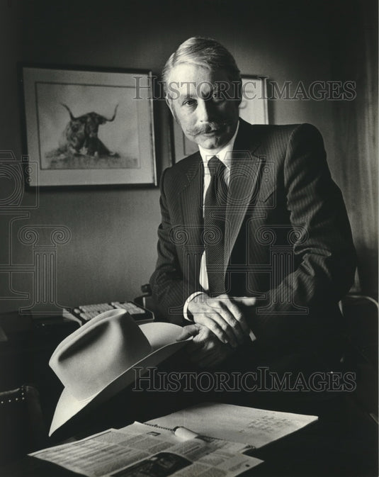 1981 Press Photo Pete Pfeffer of Blunt, Ellis & Loewi in his Milwaukee office - Historic Images