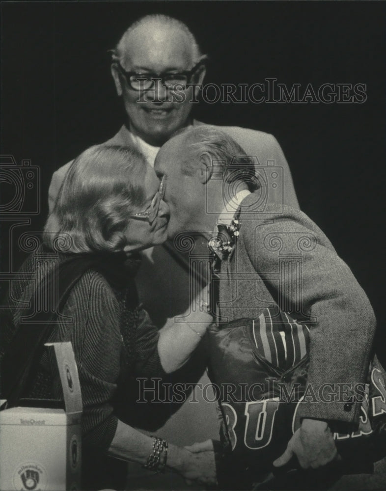 1985 Herbert Kohl owner of Milwaukee Bucks gets kiss Jane Pettit - Historic Images