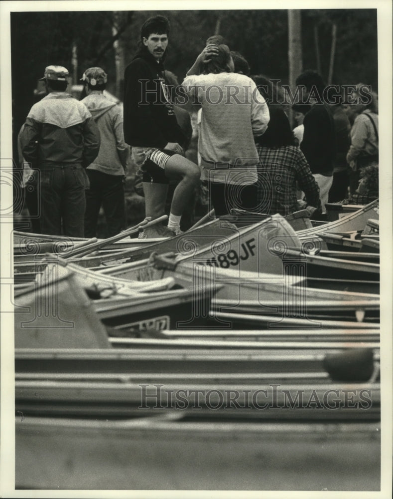 1990 Press Photo Canoers wait for Pewaukee River Run at starting line - Historic Images