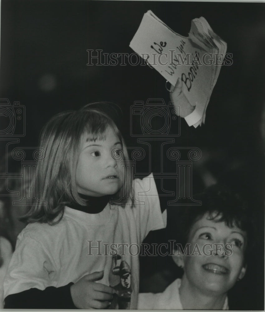 1994 Press Photo Abbey Goodwin Pewaukee Elementary and teacher Yvette Schambow - Historic Images