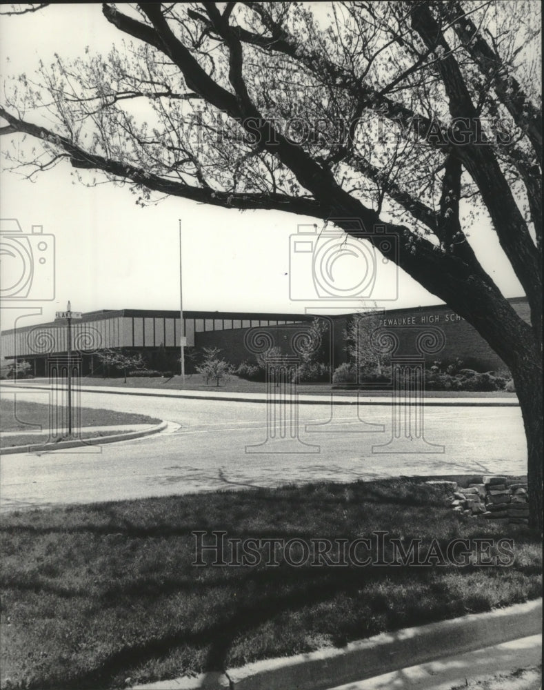 1977 Press Photo Pewuakee Wisconsin, High School building - mjb81531 - Historic Images