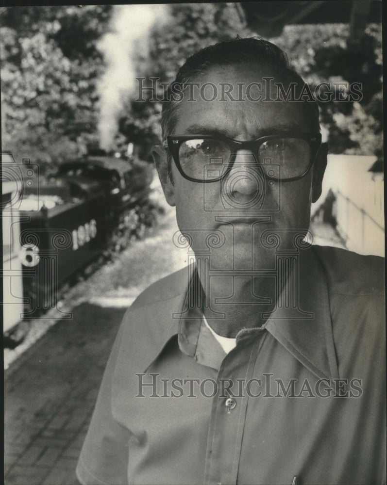 1975 Press Photo Thomas L. Prince superintendent of grounds at Milwaukee Zoo - Historic Images