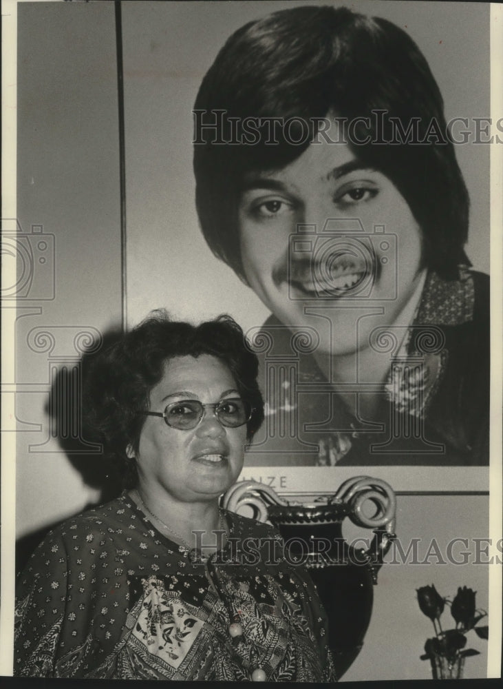 1977 Press Photo Mrs. Maria Pruetzel and giant poster of late son Freddie Prinze - Historic Images