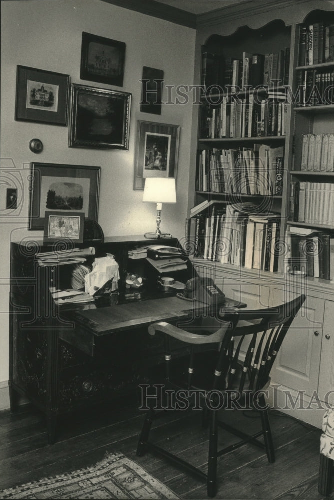 1989 The den of Thomas E. Petri and wife, home in Georgetown - Historic Images