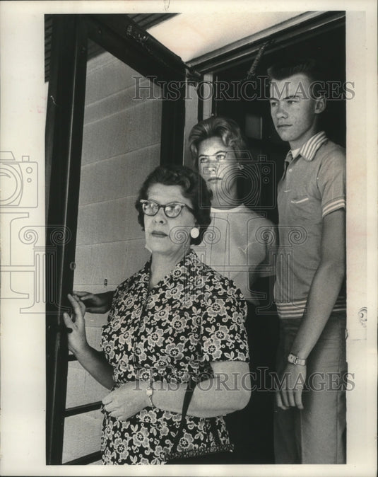 1964 Press Photo Pfannenstiel Family Leaving For Hospital to See Father-Historic Images
