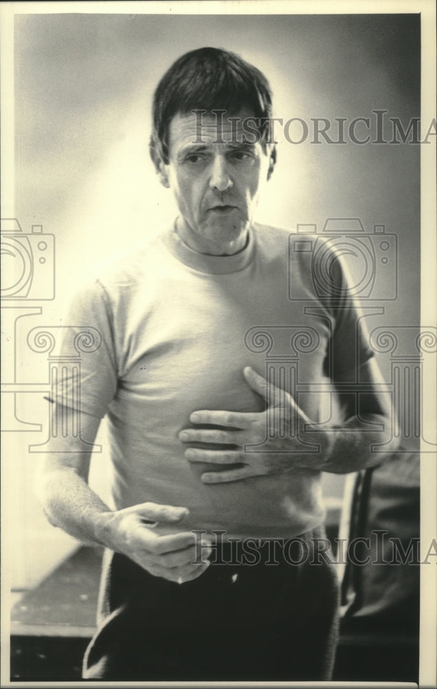 1984 Press Photo Milwaukee Voice Coach, Robert Lee Parks, practices - mjb81826 - Historic Images