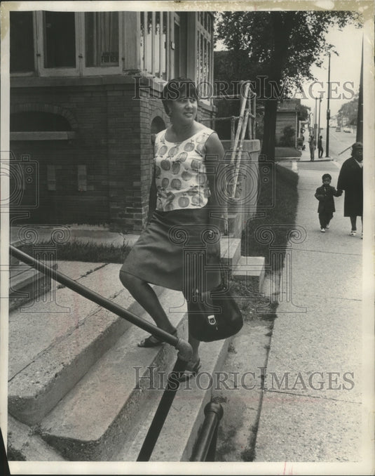1967 Press Photo Mrs. Jane Robinson, a social worker standing on steps in city. - Historic Images