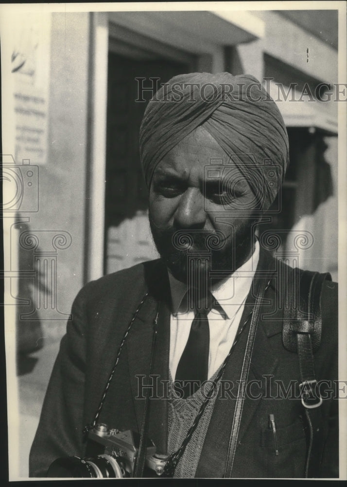 1962 Press Photo India - Turbaned Man is a Photographer for the Indian Ministry- Historic Images