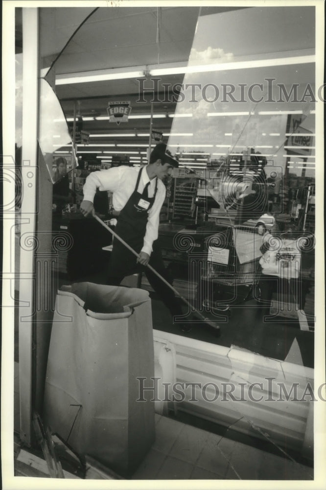 1993 Press Photo Mark Filiatrault sweeps up glass at Peqaukee Sentry - Historic Images