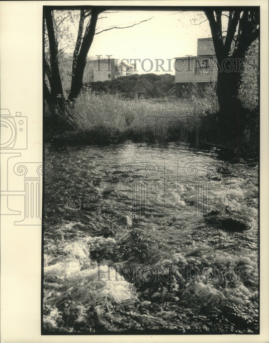 1992 Press Photo Pewaukee Beach, where topsoil has been dumped across the street - Historic Images