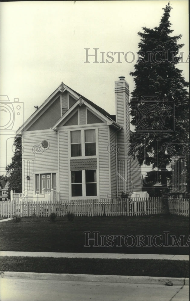1983 Press Photo New home with spruce tree and picket fence, Parc Renaissance - Historic Images