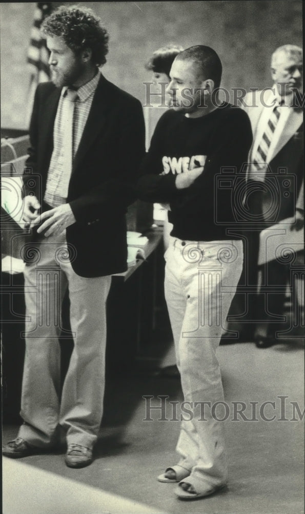 1982 Press Photo Glenn Osiecki with arms crossed, in courtroom, Milwaukee - Historic Images