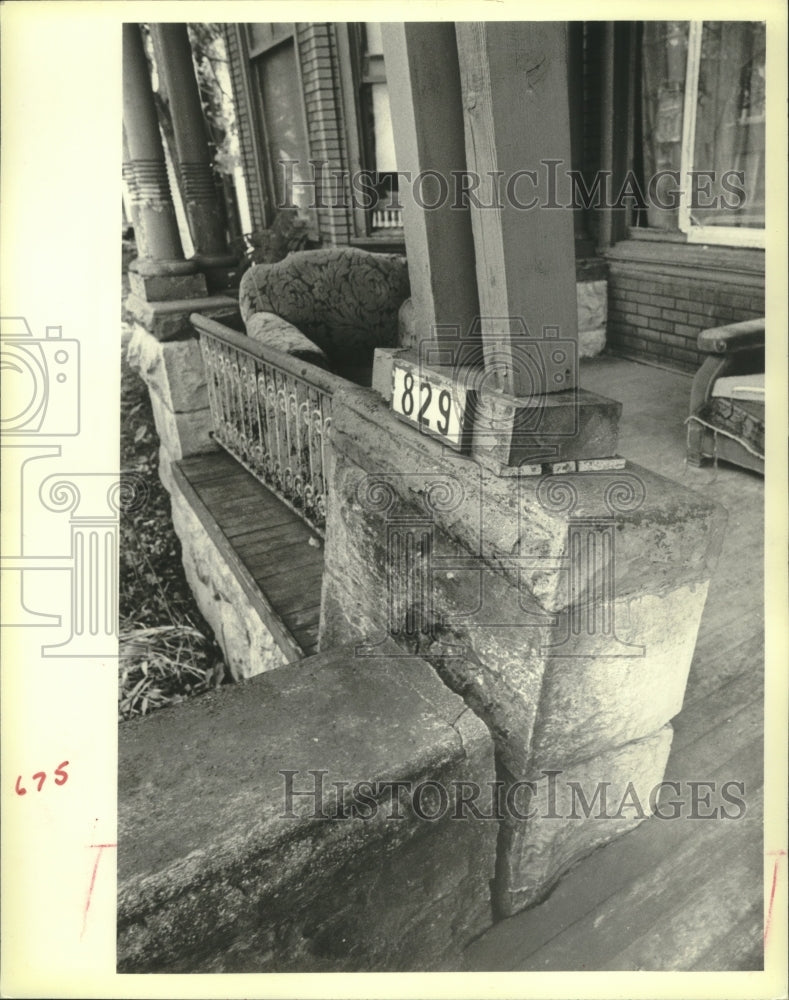 1980 Press Photo Rundown porch at rooming house in Milwaukee - mjb82002 - Historic Images