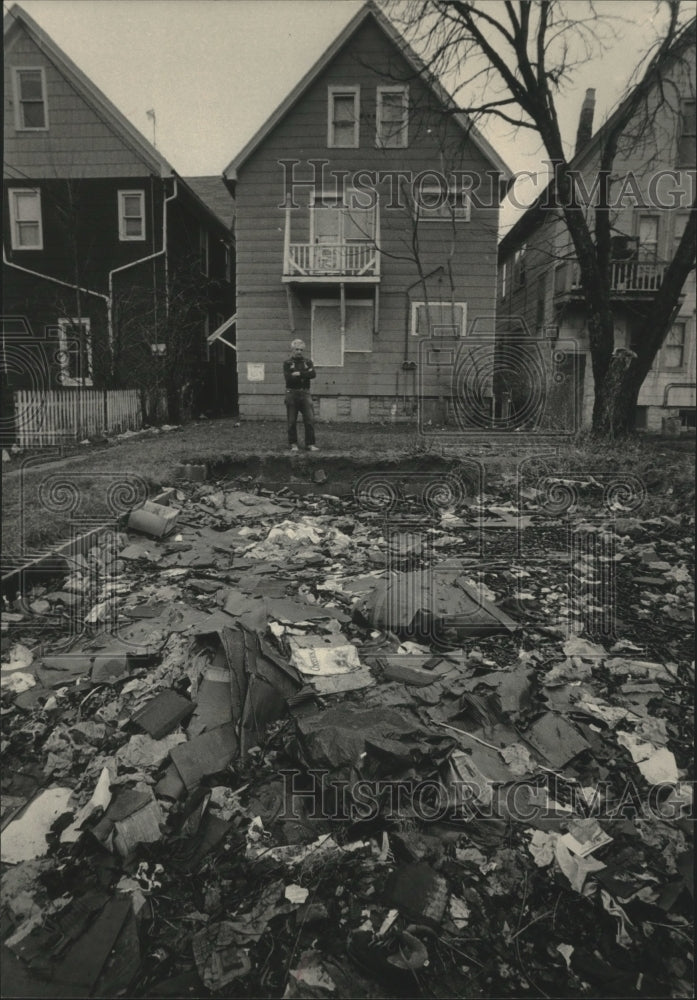1984 Francis Francis Balk Views Garbage In A Yard In Milwaukee - Historic Images