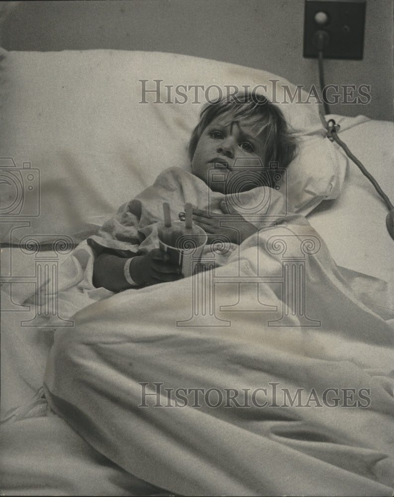 1975 Press Photo Annmarie In St. Mary&#39;s Hospital With Asthmatic Pneumonia - Historic Images