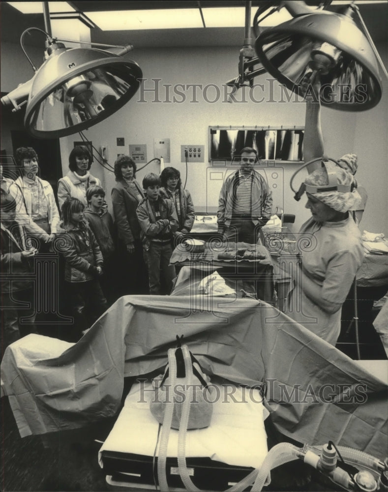 1984 Donna Nelson Demonstrates The Lights At Memorial Hospital - Historic Images